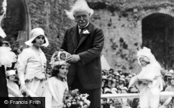 Lloyd George Crowning The Conwy Rose Queen 1930, Conwy
