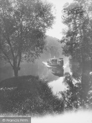Clivedon Reach, Approaching The Lock 1925, Cookham