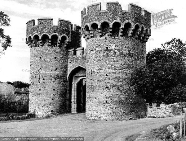 Photo of Cooling, Castle, the Gateway c1960