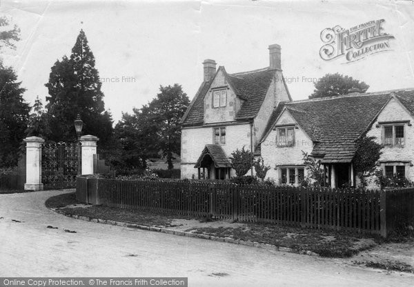 Photo of Corsham, Pickwick, 'beechfield' Gates 1906