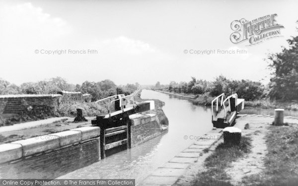 Photo of Cosgrove, Locks And Canal c.1930