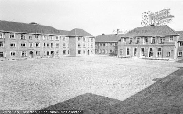 Photo of Cottingham, Ferens Hall, The Quadrangle c.1965