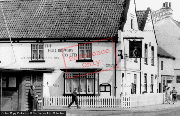 Photo of Cottingham, Pub In Market Green c.1955