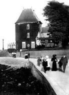 People By The Royal Yacht Squadron 1908, Cowes