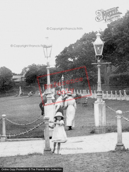 Photo of Cowes, People On Lower Green 1913