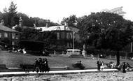 People On The Green 1913, Cowes