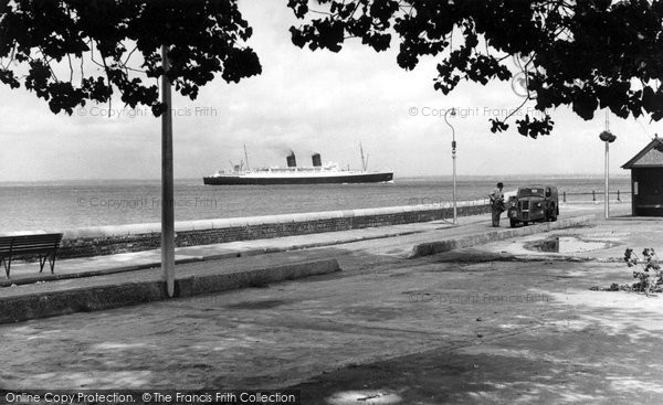 Photo of Cowes, The 'queen Elizabeth'  c.1955