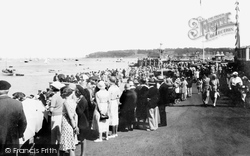 Watching The Racing 1933, Cowes