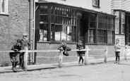 Boys In Waterloo Road 1908, Cranbrook