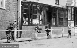 Boys In Waterloo Road 1908, Cranbrook
