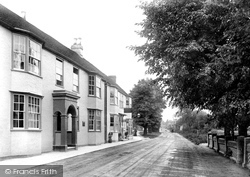London Road 1907, Crawley