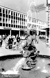 The Fountain, Queen's Square c.1960, Crawley