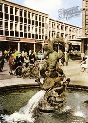 The Fountain, Queen's Square c.1960, Crawley