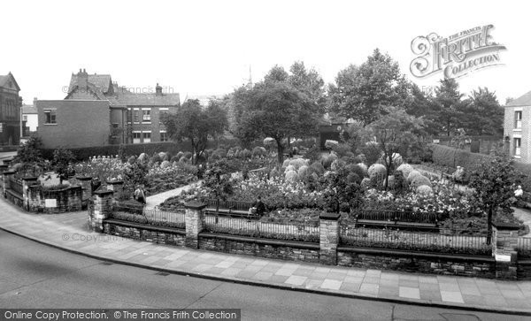 Photo of Crewe, Jubilee Gardens c.1960