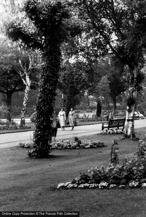 Photo of Crewe, Queen's Park c.1960