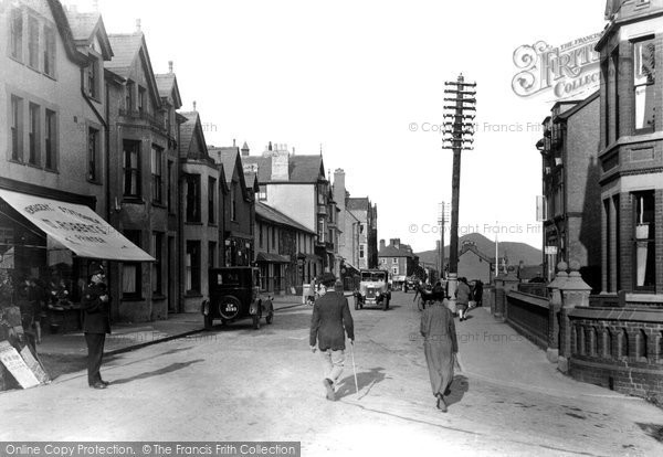 Photo of Criccieth, High Street c.1930
