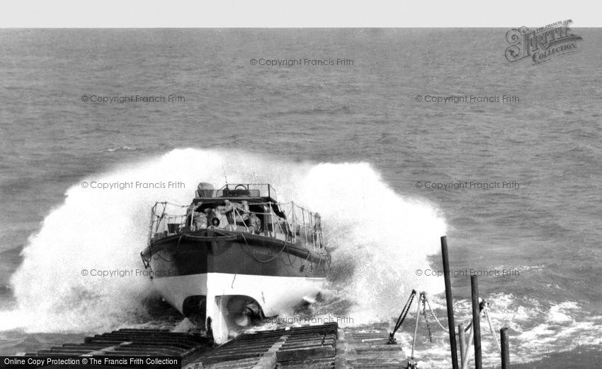 Cromer, Launching of the Lifeboat c1955