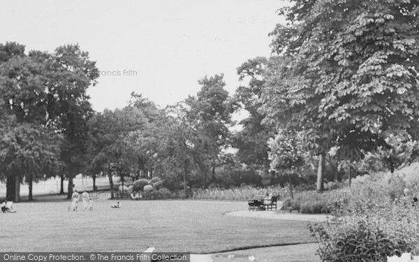 Photo of Croydon, Coombe Cliff Gardens c.1950