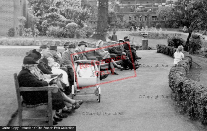 Photo of Croydon, Sitting In Town Hall Gardens c.1950