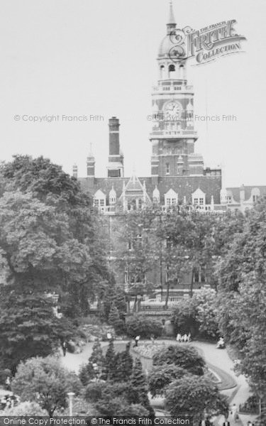 Photo of Croydon, Town Hall And Gardens c.1970