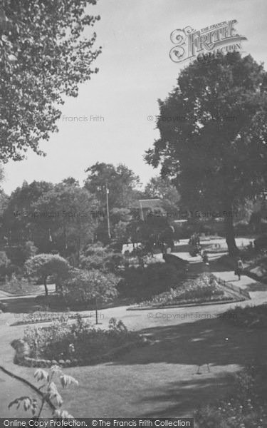 Photo of Croydon, Town Hall Gardens c.1950