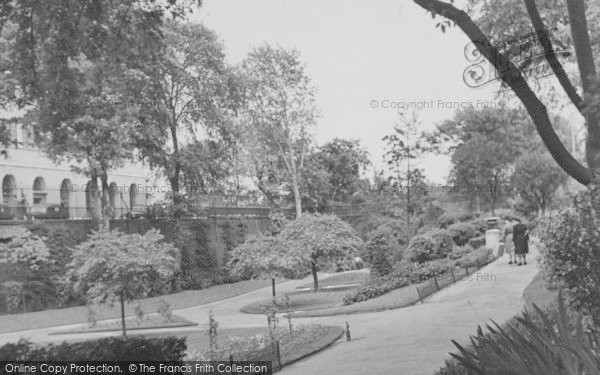 Photo of Croydon, Town Hall Gardens c.1950