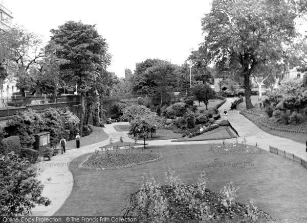 Photo of Croydon, Town Hall Gardens c.1950