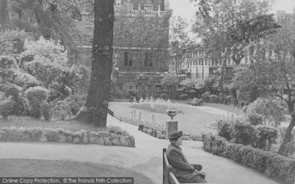 Photo of Croydon, Town Hall Gardens c.1950