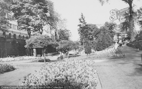 Photo of Croydon, Town Hall Gardens c.1955
