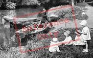 Children By South Park Lake 1923, Darlington