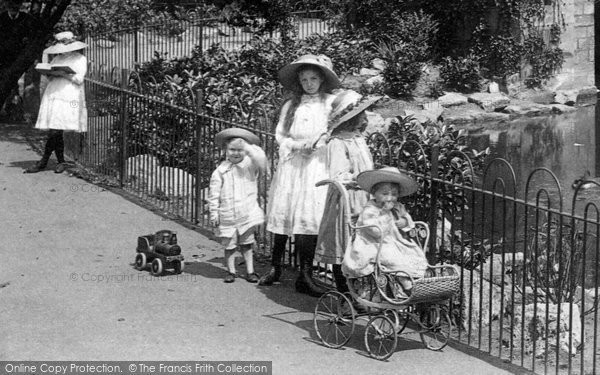 Photo of Darlington, Children In North Lodge Park 1911