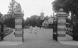 South Park Gates 1929, Darlington