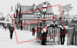 Manor Hotel And Level Crossing 1905, Datchet