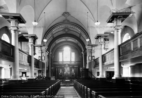Photo of Daventry, Holy Cross Church, Interior c.1955