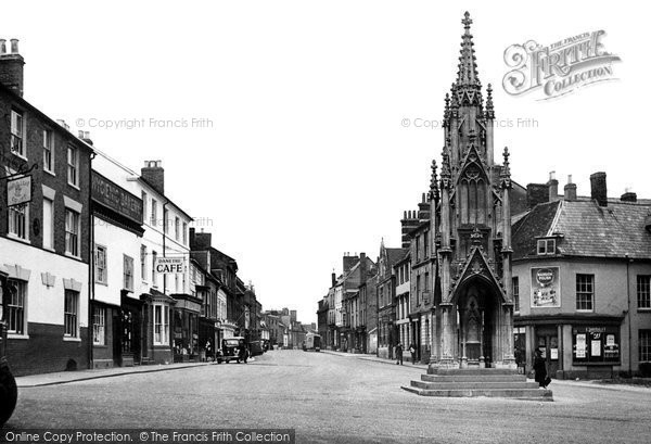 Photo of Daventry, The Burton Memorial And High Street c.1950