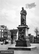 Market Square, Statue Of Huto Gotius c.1920, Delft