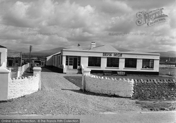 Photo of Dinas Dinlle, Bryn Mor Bungalow Hotel c.1955