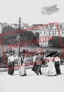 Promenading 1893, Douglas