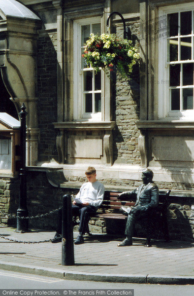 Photo of Douglas, Town Hall And Norman Wisdom's Statue 2004