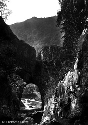 Reynards Cave 1914, Dovedale