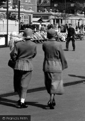 Promenading 1924, Dover