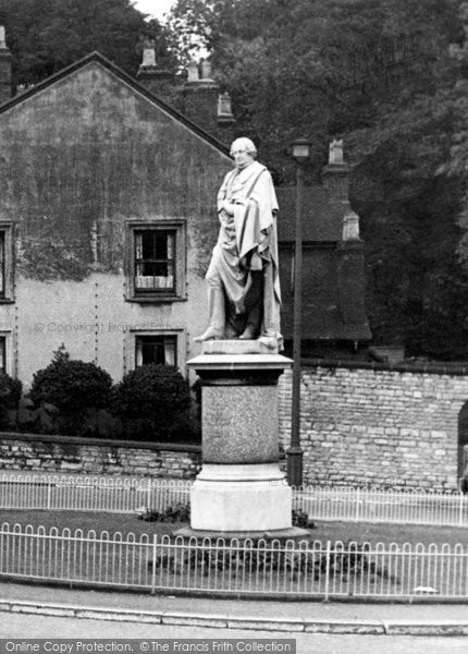 Photo of Dudley, Statue 1949