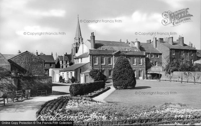 Photo of Dunstable, Priory House Gardens 1958