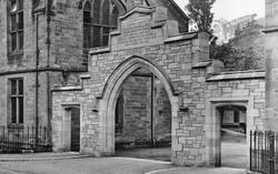 The School Gateway 1929, Durham