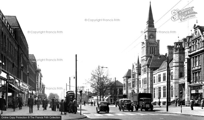 Ealing, the Broadway and Town Hall c1950