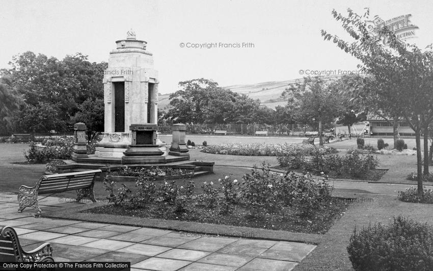 Earby, the War Memorial and Sough Park c1960