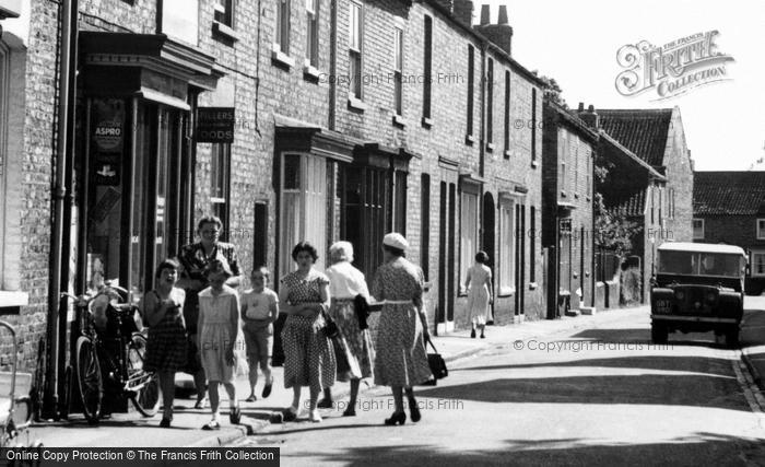 Photo of Easingwold, Chapel Street Pedestrians c.1960