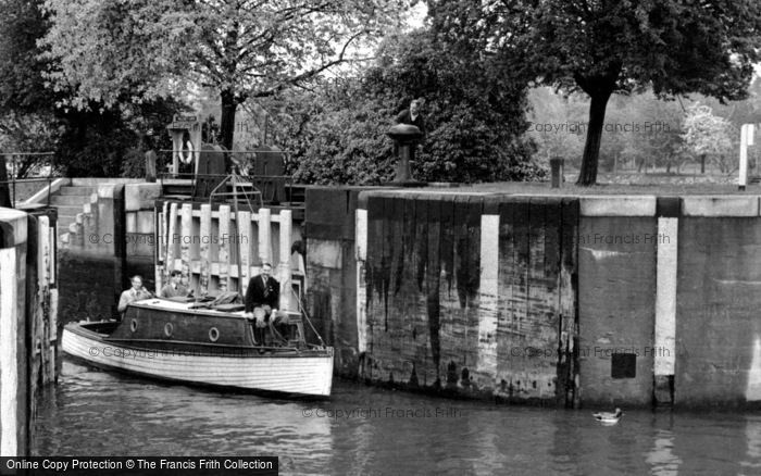 Photo of East Molesey, Molesey Lock c.1955