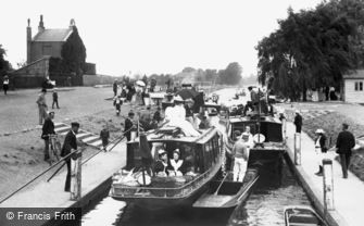 East Molesey, Steamboats in the Lock 1896