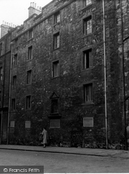 124 Canongate 1954, Edinburgh